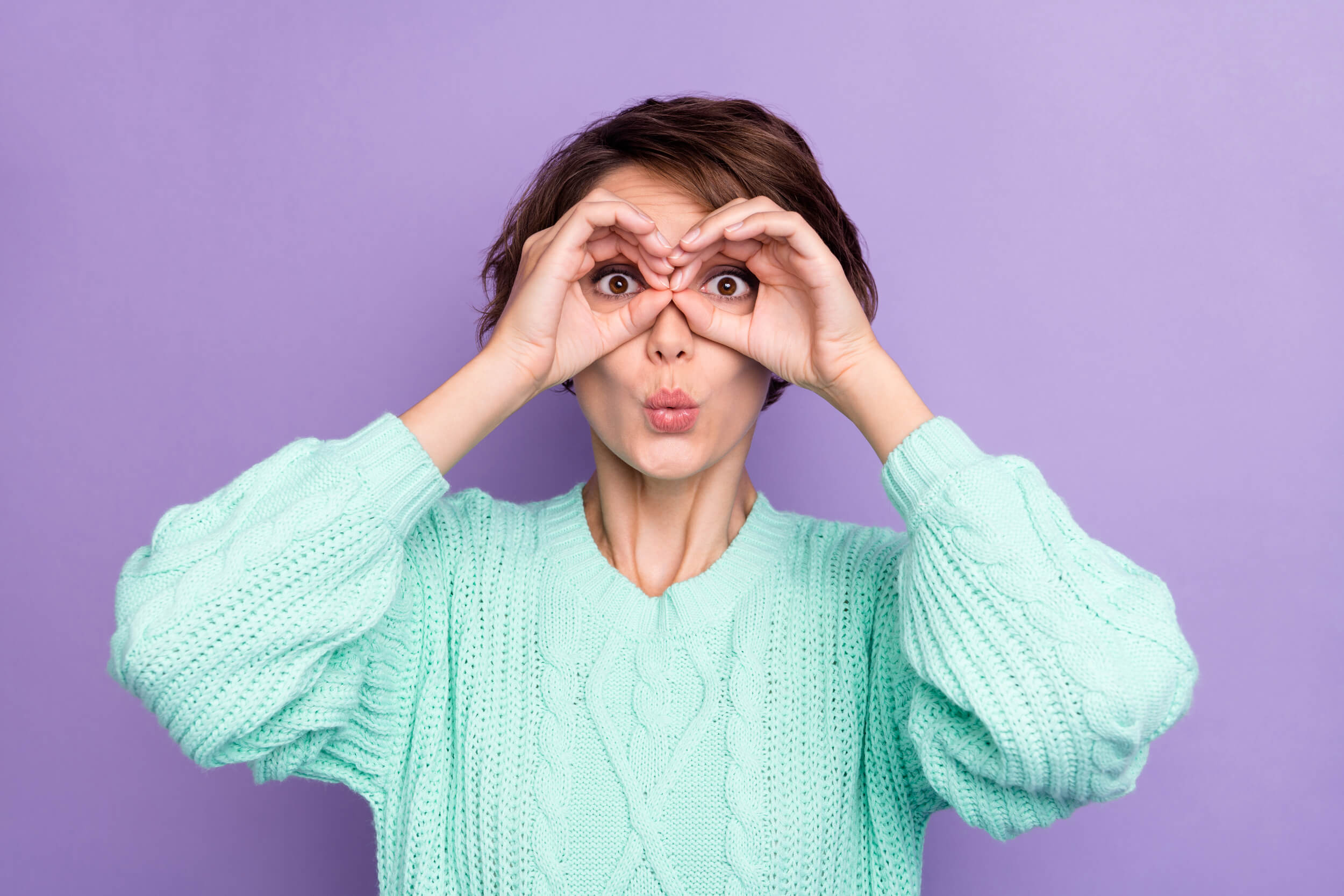 calcul vente a terme - femme imitant des jumelles avec les mains autour des yeux