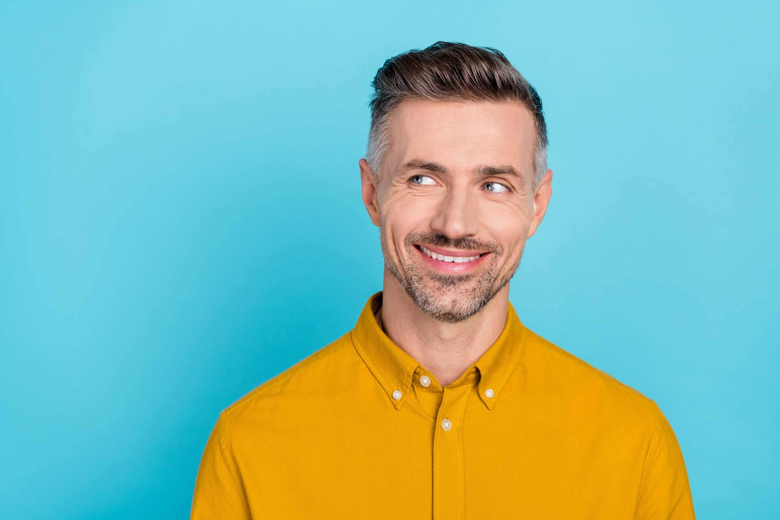 Estimation appartement sur paris en ligne : comment faire ? -  homme souriant regardant sur le côté