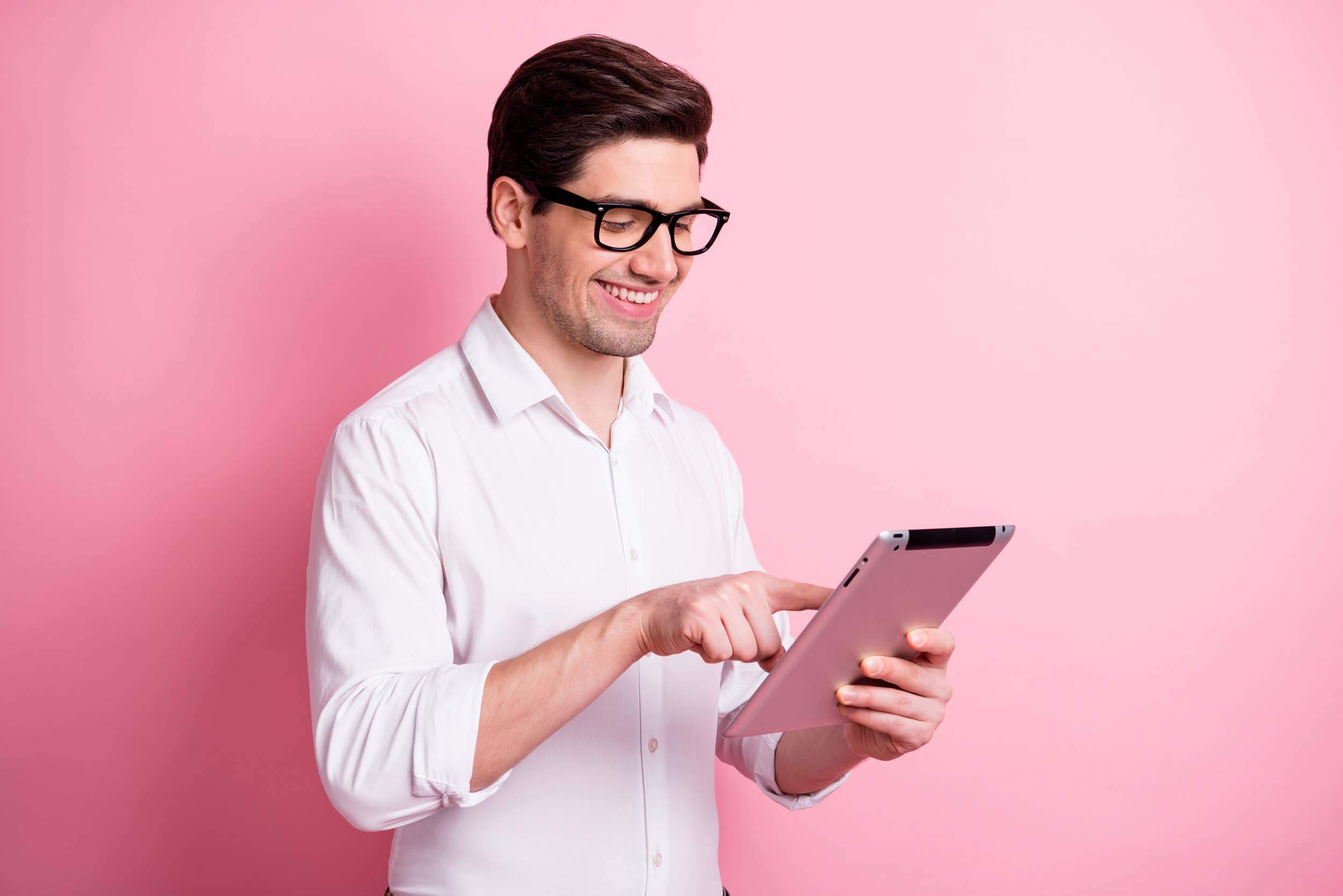 Comprendre une estimation de prix maison en ligne - jeune homme actif souriant qui utilise une tablette