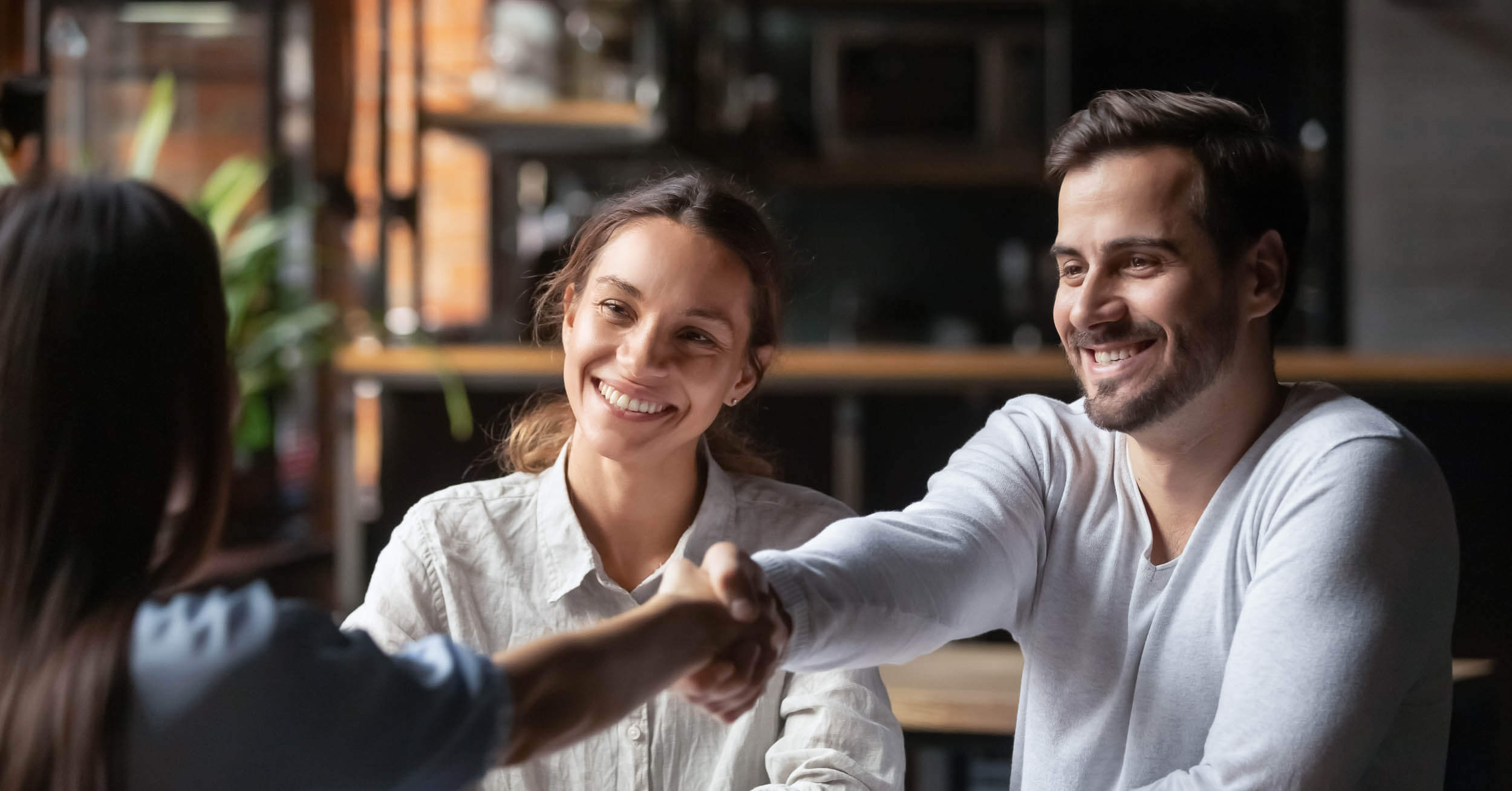 Vendre son appartement entre particuliers - couple achete un bien et serre une main